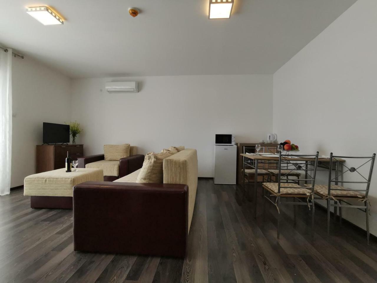 Apartments Apple Cat Montenegro Ko บิเยลา ภายนอก รูปภาพ